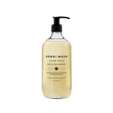 Bondi Wash's Hand Wash is een vegan handzeep, handgemaakt in Australië met een luxe mix van Australische essentiële oliën, waaronder antibacteriële Tasmaanse gepeperde en lavendelolie en hydraterende ingrediënten zoals aloë vera, vitamine E en zonnebloemolie. De verfrissende en voedende formule is perfect voor mensen met een gevoelige huid, eczeem of dermatitis. Je handen worden effectief gereinigd maar voelen na gebruik mild, fris en zacht aan.