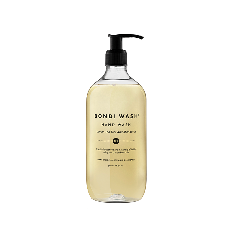 Bondi Wash's Hand Wash is een vegan handzeep, handgemaakt in Australië met een luxe mix van Australische essentiële oliën, waaronder antibacteriële Tasmaanse gepeperde en lavendelolie en hydraterende ingrediënten zoals aloë vera, vitamine E en zonnebloemolie. De verfrissende en voedende formule is perfect voor mensen met een gevoelige huid, eczeem of dermatitis. Je handen worden effectief gereinigd maar voelen na gebruik mild, fris en zacht aan.