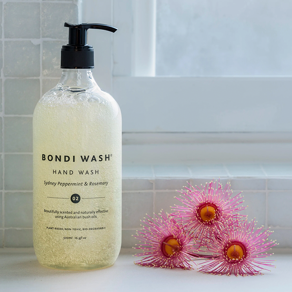 Bondi Wash's Hand Wash is een vegan handzeep, handgemaakt in Australië met een luxe mix van Australische essentiële oliën, waaronder antibacteriële Tasmaanse gepeperde en lavendelolie en hydraterende ingrediënten zoals aloë vera, vitamine E en zonnebloemolie. De verfrissende en voedende formule is perfect voor mensen met een gevoelige huid, eczeem of dermatitis. Je handen worden effectief gereinigd maar voelen na gebruik mild, fris en zacht aan.