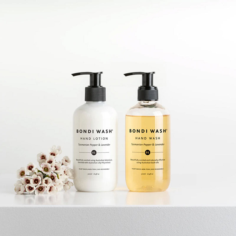 Bondi Wash's Hand Wash is een vegan handzeep, handgemaakt in Australië met een luxe mix van Australische essentiële oliën, waaronder antibacteriële Tasmaanse gepeperde en lavendelolie en hydraterende ingrediënten zoals aloë vera, vitamine E en zonnebloemolie. De verfrissende en voedende formule is perfect voor mensen met een gevoelige huid, eczeem of dermatitis. Je handen worden effectief gereinigd maar voelen na gebruik mild, fris en zacht aan.