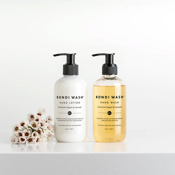 Bondi Wash's Hand Wash is een vegan handzeep, handgemaakt in Australië met een luxe mix van Australische essentiële oliën, waaronder antibacteriële Tasmaanse gepeperde en lavendelolie en hydraterende ingrediënten zoals aloë vera, vitamine E en zonnebloemolie. De verfrissende en voedende formule is perfect voor mensen met een gevoelige huid, eczeem of dermatitis. Je handen worden effectief gereinigd maar voelen na gebruik mild, fris en zacht aan.