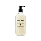 Bondi Wash's Hand Wash is een vegan handzeep, handgemaakt in Australië met een luxe mix van Australische essentiële oliën, waaronder antibacteriële Tasmaanse gepeperde en lavendelolie en hydraterende ingrediënten zoals aloë vera, vitamine E en zonnebloemolie. De verfrissende en voedende formule is perfect voor mensen met een gevoelige huid, eczeem of dermatitis. Je handen worden effectief gereinigd maar voelen na gebruik mild, fris en zacht aan.