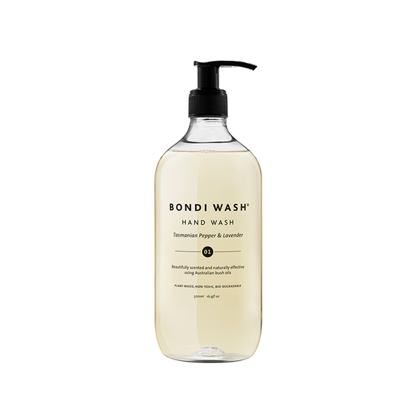 Bondi Wash's Hand Wash is een vegan handzeep, handgemaakt in Australië met een luxe mix van Australische essentiële oliën, waaronder antibacteriële Tasmaanse gepeperde en lavendelolie en hydraterende ingrediënten zoals aloë vera, vitamine E en zonnebloemolie. De verfrissende en voedende formule is perfect voor mensen met een gevoelige huid, eczeem of dermatitis. Je handen worden effectief gereinigd maar voelen na gebruik mild, fris en zacht aan.