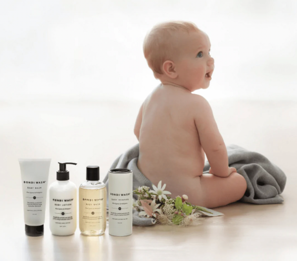De Baby Balm - Blue Cypress & Petitgrain is een zachte en natuurlijke Baby Balm welke is gemaakt om de huid rondom de baby billetjes te beschermen + verzorgen en om luieruitslag of andere huidirritatie intensief te behandelen. De vegan balm heeft een heerlijke milde citrusgeur en bevat onder andere Australische Emu Apple extract en Zink Oxide wat de babyhuid direct voedt en beschermt. 