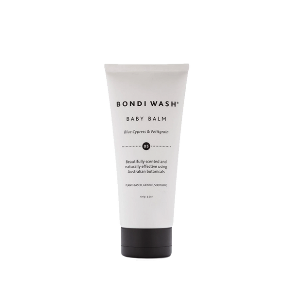 De Baby Balm - Blue Cypress & Petitgrain is een zachte en natuurlijke Baby Balm welke is gemaakt om de huid rondom de baby billetjes te beschermen + verzorgen en om luieruitslag of andere huidirritatie intensief te behandelen. De vegan balm heeft een heerlijke milde citrusgeur en bevat onder andere Australische Emu Apple extract en Zink Oxide wat de babyhuid direct voedt en beschermt. 