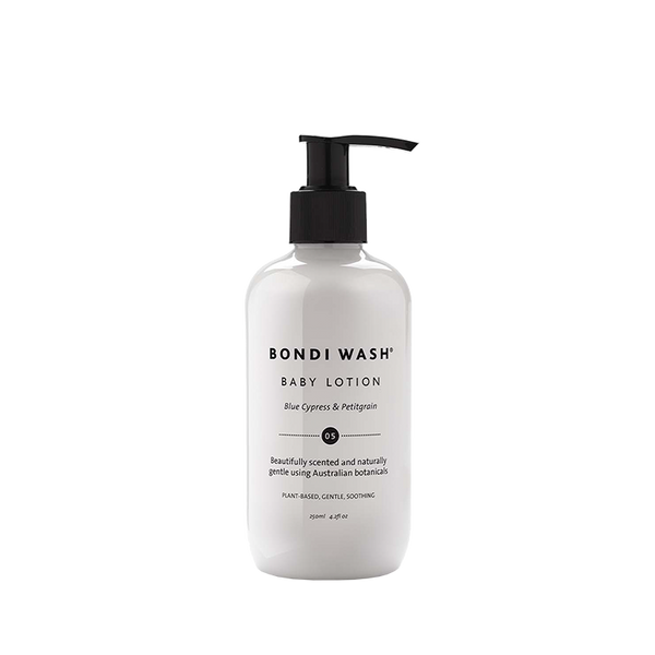Baby Lotion - Blue Cypress & Petitgrain is een zachte en natuurlijke babylotion om de gevoelige babyhuid zacht en gevoed te houden. Hij heeft een heerlijke subtiele citrusgeur en is speciaal ontwikkeld voor baby's en kinderen.  De lotion bevat onder andere Australische Emu Apple extract wat de babyhuid ultiem voedt en beschermt. De natuurlijke essentiële oliën uit de blauwe cypres staan bekend om eczeem en huiduitslag tegen te gaan.