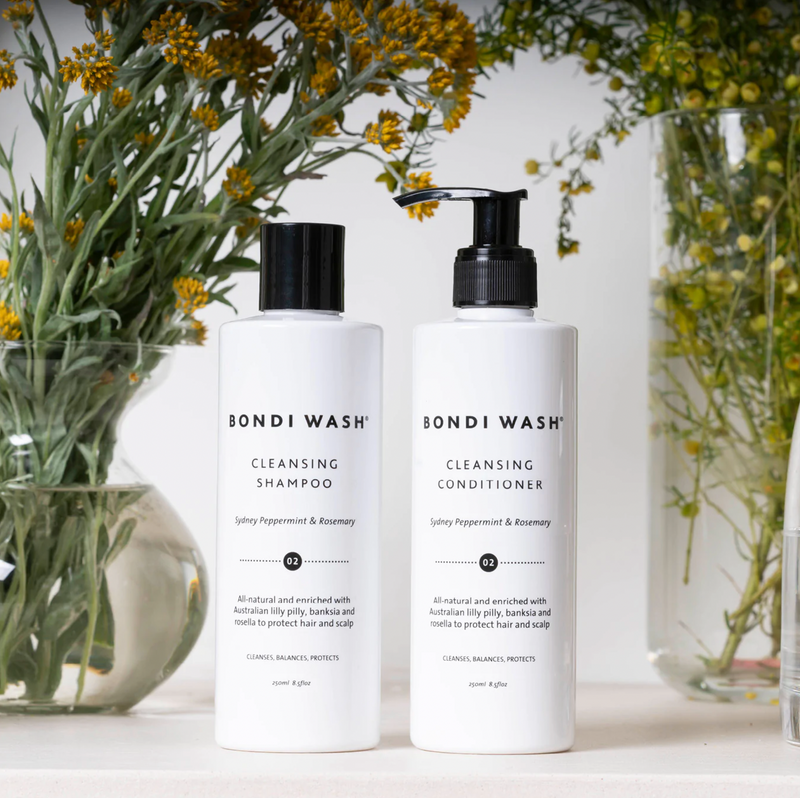 De Cleansing Shampoo - Sydney Peppermint & Rosemary van Bondi Wash is een veganistische reinigingsshampoo die normaal tot vet haar reinigt, beschermt, glans en kracht geeft. Verzachtend voor de hoofdhuid en niet-irriterend zonder parabenen, sulfaten of siliconen. Verrijkt met Australische extracten van lilly pilly, banksia en rosella. voor een intense reiniging.