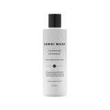 De Cleansing Shampoo - Sydney Peppermint & Rosemary van Bondi Wash is een veganistische reinigingsshampoo die normaal tot vet haar reinigt, beschermt, glans en kracht geeft. Verzachtend voor de hoofdhuid en niet-irriterend zonder parabenen, sulfaten of siliconen. Verrijkt met Australische extracten van lilly pilly, banksia en rosella. voor een intense reiniging.