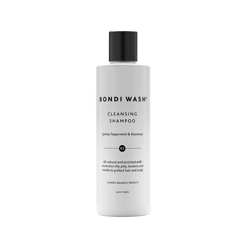 De Cleansing Shampoo - Sydney Peppermint & Rosemary van Bondi Wash is een veganistische reinigingsshampoo die normaal tot vet haar reinigt, beschermt, glans en kracht geeft. Verzachtend voor de hoofdhuid en niet-irriterend zonder parabenen, sulfaten of siliconen. Verrijkt met Australische extracten van lilly pilly, banksia en rosella. voor een intense reiniging.