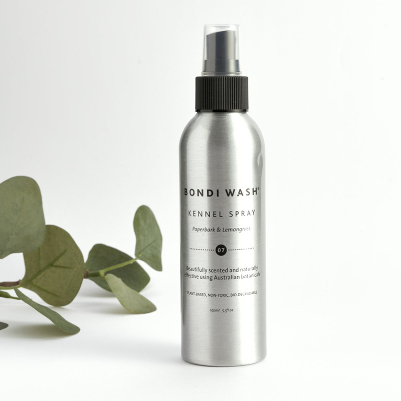 Verfris de slaapplek of kennel van je hond met deze vegan Kennel Spray van Bondi Wash. Deze spray is ontwikkeld met Paperbark - die zijn oorsprong vindt in Australië en bekend staat om de antibacteriële, antischimmel en insect-werende eigenschappen én daarnaast ook relaxerend en verzachtend werkt. Gecombineerd met citroengras en andere essentiële oliën voor een heerlijke geur die je hond geweldig zal vinden. Geheel veganistisch en dierproefvrij.