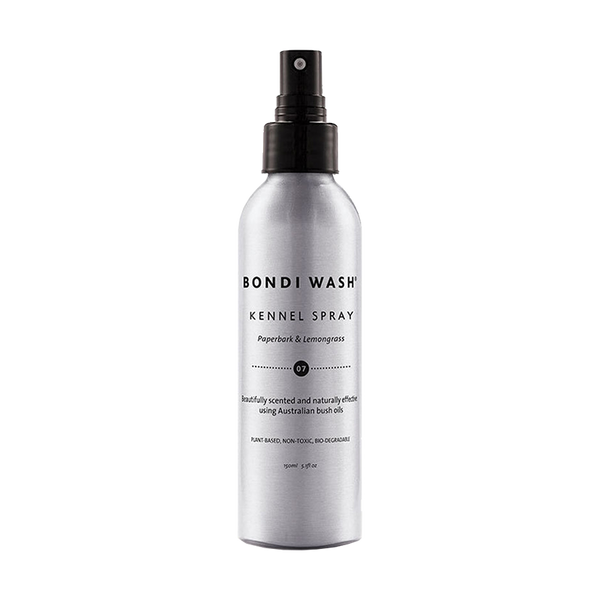Verfris de slaapplek of kennel van je hond met deze vegan Kennel Spray van Bondi Wash. Deze spray is ontwikkeld met Paperbark - die zijn oorsprong vindt in Australië en bekend staat om de antibacteriële, antischimmel en insect-werende eigenschappen én daarnaast ook relaxerend en verzachtend werkt. Gecombineerd met citroengras en andere essentiële oliën voor een heerlijke geur die je hond geweldig zal vinden. Geheel veganistisch en dierproefvrij.