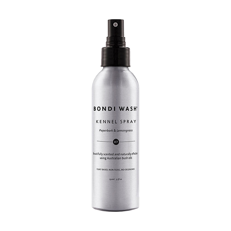 Verfris de slaapplek of kennel van je hond met deze vegan Kennel Spray van Bondi Wash. Deze spray is ontwikkeld met Paperbark - die zijn oorsprong vindt in Australië en bekend staat om de antibacteriële, antischimmel en insect-werende eigenschappen én daarnaast ook relaxerend en verzachtend werkt. Gecombineerd met citroengras en andere essentiële oliën voor een heerlijke geur die je hond geweldig zal vinden. Geheel veganistisch en dierproefvrij.