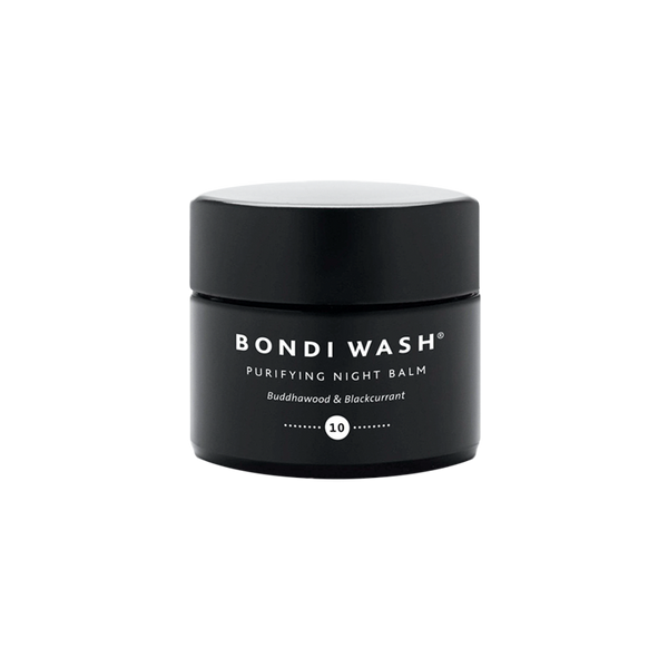 Bondi Wash Night Balm is een intens voedende nachtcrème, die de huid verzacht, glad maakt, en zuivert. Deze veganistische nachtbalsem van Bondi Wash is rijk aan natuurlijke Australische ingrediënten. De balsem bevat rosella-olie om de elasticiteit te bevorderen en de huid te verzachten. Wattleszaad verfijnt de poriën en een delicate mix van essentiële oliën, waaronder boeddhahout, zwarte bes en blauwe cipres helpt om de huid te zuiveren en weer silky smooth te maken.