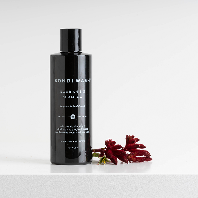 Bondi Wash Shampoo - Nourishing Fragonia & Sandalwood is erg geschikt voor droog haar. Bestaat uit 100% natuurlijke ingrediënten en geeft glans en volume aan je haar. De verzachtende en voedende shampoo is Vegan & Crueltyfree.