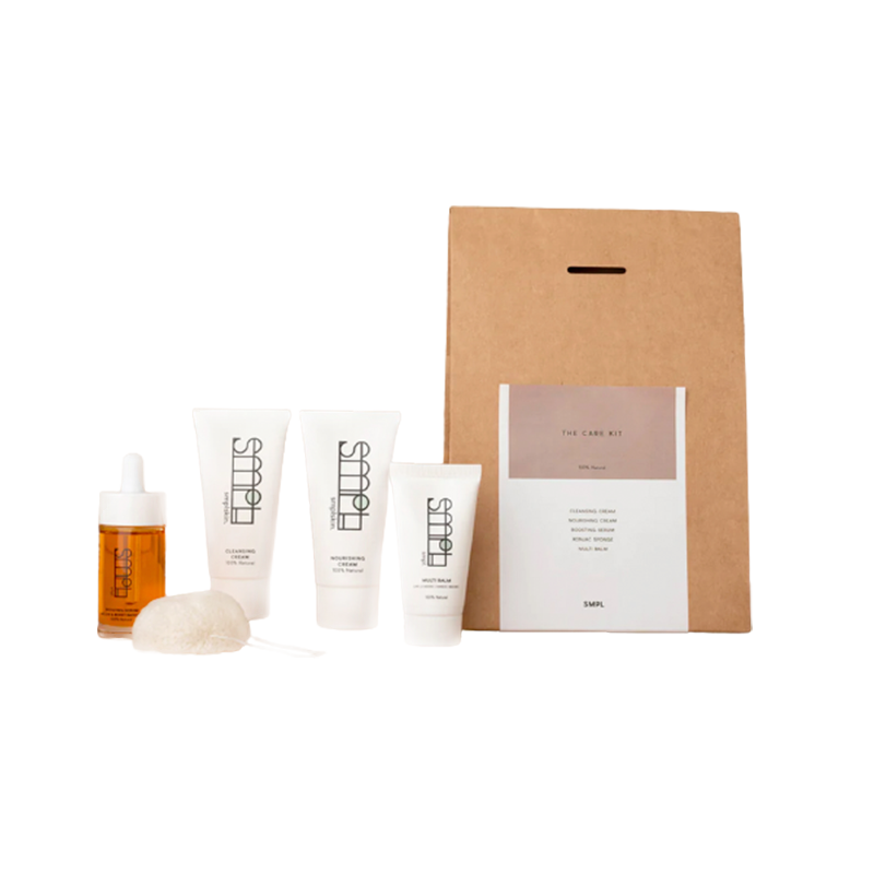 De SMPL Skincare Care Kit bestaat uit 5 heerlijke volledig vegan producten die alles bevat om je huid optimaal te verzorgen. De skincare set bestaat uit 100% natuurlijke producten en voedt, hersteld en verbetert de huid. En dat allemaal zonder parfums, essentiële oliën, of andere chemische ingrediënten. Tevens is de gehele set geschikt voor alle huidtypen. 