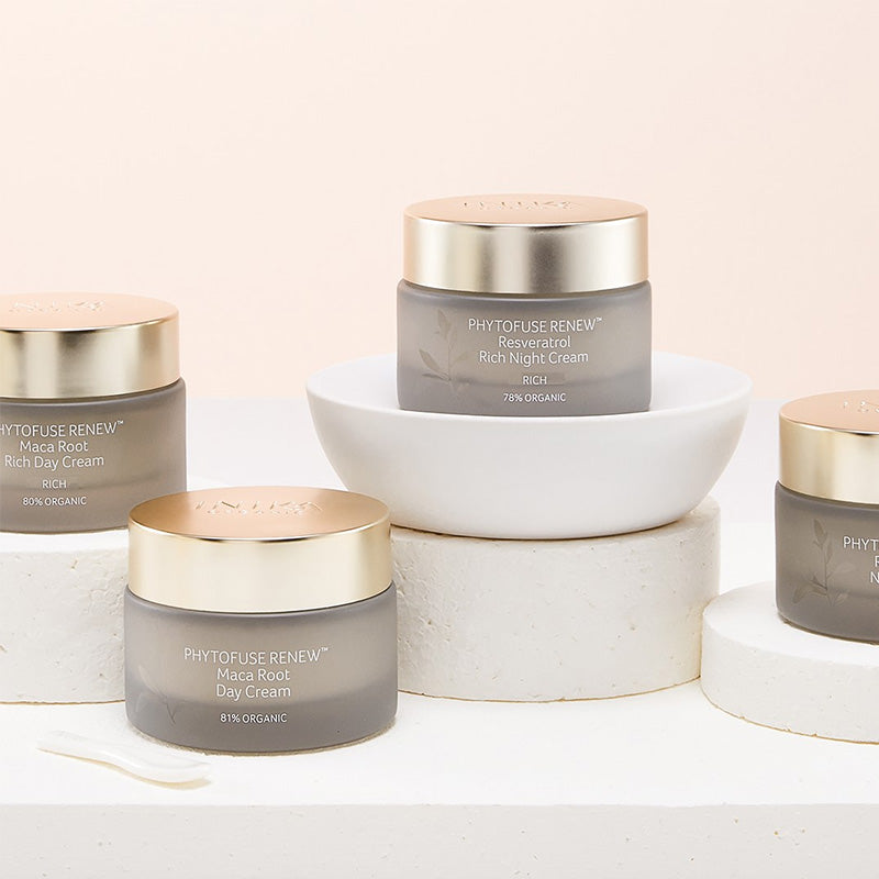 Vegan Beauty Cadeaubox van INIKA: Quench Duo Skincare giftbox met rich night cream en richt day creamVerwen jezelf of een ander met dé musthaves voor je ochtend en avondroutine; dag- en nachtcrème. Deze zeer voedende, anti-aging en hydratatie-stimulerende set is perfect voor een doffe, droge, vochtarme of rijpere huid. De set is geschikt voor alle huidtypes, waaronder de gevoelige huid. Verrijkt met botanische actieve ingrediënten zoals Maca Root, Resveratrol & Phytofuse Renew.  