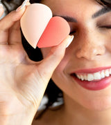 De Bio All-Beauty Sponges - beautyblender van Ere Perez zijn de perfecte keuze voor wie op zoek is naar een duurzaam en eco-friendly alternatief voor traditionele beautyblenders. In deze set van 2 sponzen vind je 100% plant-based exemplaren, gemaakt van natuurlijke materialen zoals sugarcane, cassava en corn. Dit maakt ze niet alleen milieuvriendelijk, maar ook nog eens biodegradable en composteerbaar nadat je na verloop van tijd weer een nieuw setje aan wilt schaffen.