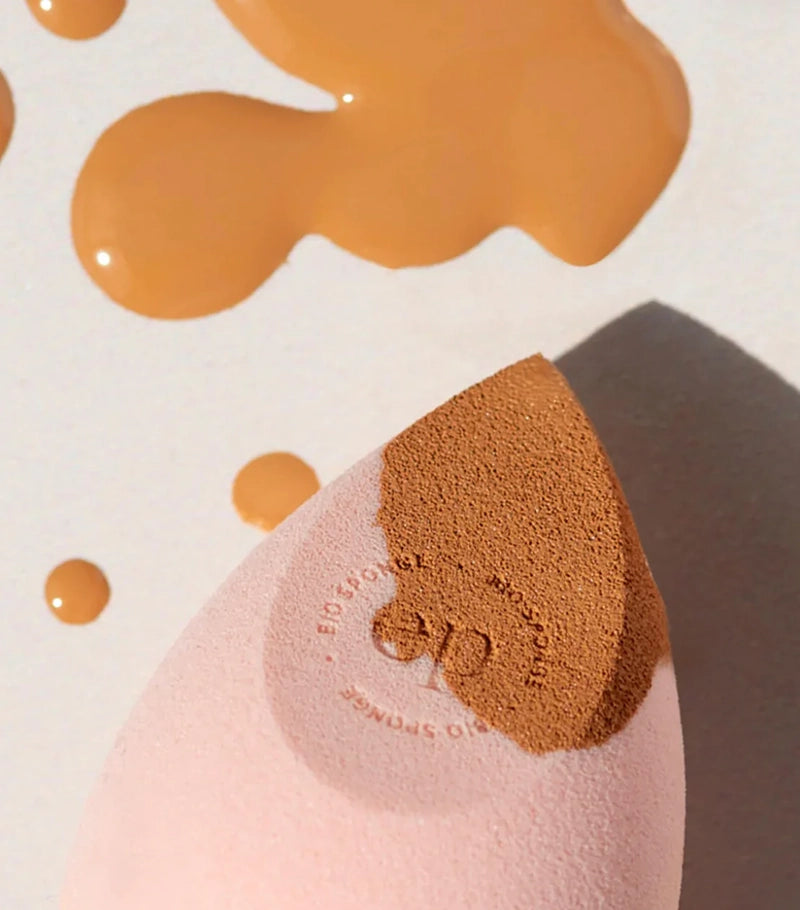 De Bio All-Beauty Sponges - beautyblender van Ere Perez zijn de perfecte keuze voor wie op zoek is naar een duurzaam en eco-friendly alternatief voor traditionele beautyblenders. In deze set van 2 sponzen vind je 100% plant-based exemplaren, gemaakt van natuurlijke materialen zoals sugarcane, cassava en corn. Dit maakt ze niet alleen milieuvriendelijk, maar ook nog eens biodegradable en composteerbaar nadat je na verloop van tijd weer een nieuw setje aan wilt schaffen.