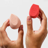 De Bio All-Beauty Sponges - beautyblender van Ere Perez zijn de perfecte keuze voor wie op zoek is naar een duurzaam en eco-friendly alternatief voor traditionele beautyblenders. In deze set van 2 sponzen vind je 100% plant-based exemplaren, gemaakt van natuurlijke materialen zoals sugarcane, cassava en corn. Dit maakt ze niet alleen milieuvriendelijk, maar ook nog eens biodegradable en composteerbaar nadat je na verloop van tijd weer een nieuw setje aan wilt schaffen.