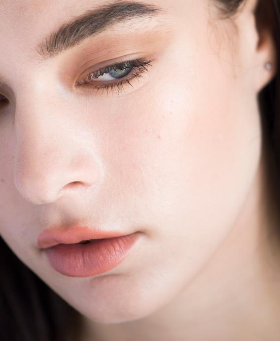 #kleur_latte, Ere Perez vegan concealer om de probleemgebieden van je huid perfect te camoufleren. Dekt roodheid als geen ander en donkere kringen en vlekken verdwijnen als sneeuw voor de zon. Ook als je last hebt van pigmentvlekken is deze volledig dekkende concealer uitermate geschikt, de natuurlijke concealer smelt in de huid voor een long-lasting natuurlijke look.