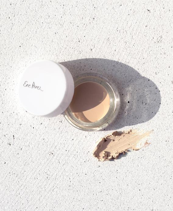 #kleur_latte, Ere Perez vegan concealer om de probleemgebieden van je huid perfect te camoufleren. Dekt roodheid als geen ander en donkere kringen en vlekken verdwijnen als sneeuw voor de zon. Ook als je last hebt van pigmentvlekken is deze volledig dekkende concealer uitermate geschikt, de natuurlijke concealer smelt in de huid voor een long-lasting natuurlijke look.