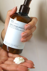 Deze award winnende lotion is heerlijk om handen en lichaam te hydrateren. Shea Butter voedt en verzacht de huid terwijl Aloë Vera irritatie kalmeert. Zacht geparfumeerd met bloedsinaasappel en vanille, met tonen van pittige zwarte peper en cederhout. Deze heerlijk vegan en organic hand- en bodylotion geeft je huid een ware boost en werkt 24h verzachtend. Veganistisch, natuurlijk en dierproefvrij.