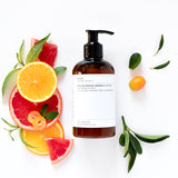 Deze award winnende lotion is heerlijk om handen en lichaam te hydrateren. Shea Butter voedt en verzacht de huid terwijl Aloë Vera irritatie kalmeert. Zacht geparfumeerd met bloedsinaasappel en vanille, met tonen van pittige zwarte peper en cederhout. Deze heerlijk vegan en organic hand- en bodylotion geeft je huid een ware boost en werkt 24h verzachtend. Veganistisch, natuurlijk en dierproefvrij.