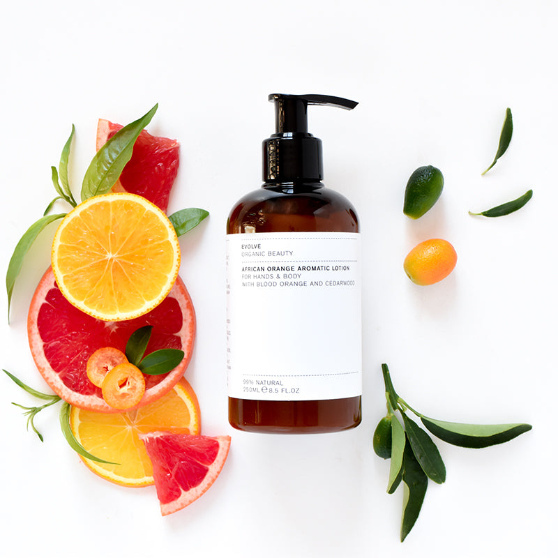 Deze award winnende lotion is heerlijk om handen en lichaam te hydrateren. Shea Butter voedt en verzacht de huid terwijl Aloë Vera irritatie kalmeert. Zacht geparfumeerd met bloedsinaasappel en vanille, met tonen van pittige zwarte peper en cederhout. Deze heerlijk vegan en organic hand- en bodylotion geeft je huid een ware boost en werkt 24h verzachtend. Veganistisch, natuurlijk en dierproefvrij.