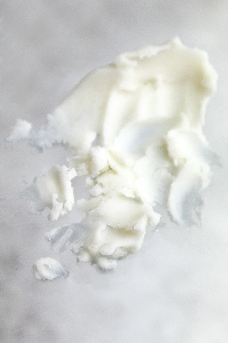 De natuurlijke en veganistische Cotton Fresh Deodorant Cream van Evolve is een aluminiumvrije samenstelling die gemaakt is van zuiveringszout en etherische oliën. De crème biedt een betrouwbare en langdurige bescherming tegen onaangename geuren. Hoogwaardige plantaardige ingrediënten zoals kokosolie en shea butter zorgen voor een gevoelige huid. Met de delicate geur is de deo 100% natuurlijk en hypoallergeen.