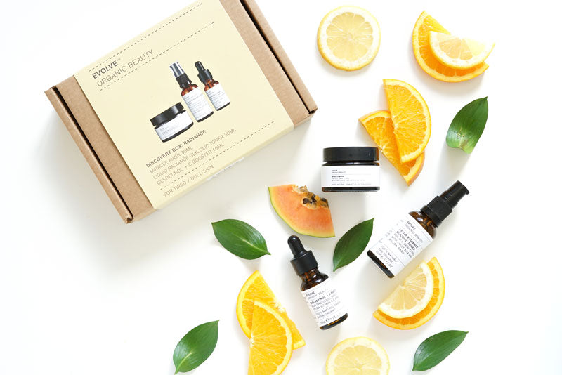 Deze prachtige set is bedoeld voor iedereen die een doffe en vermoeide huid weer wil laten stralen. Heeft jouw doffe huid ook een boost nodig? Deze 3 radiance-boosting producten helpen jou een natuurlijke radiant glow te geven. 