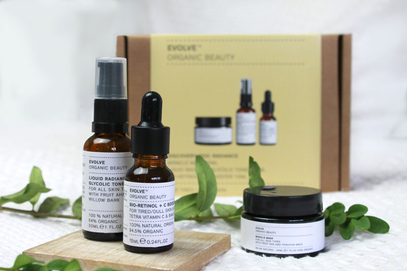 Evolve's Liquid Radiance Glycolic Toner is een 100% natuurlijke AHA / BHA vloeibare exfoliator om de huid direct gladder en helderder te maken. Gemengd met fruit AHA’s waaronder glycolzuur (suikerriet), appelzuur (appels) en citroenzuur (citrusvruchten), evenals BHA-salicylzuur van wilgenbast. Samen met Galactoarabinan van lariksbomen helpt het om de peeling te stimuleren, irritatie en droogte te verminderen en de huidtextuur te verbeteren.