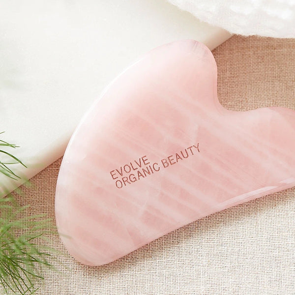 Gua Sha is een natuurlijke manier om de huid te verbeteren. Evolve Beauty heeft hiervoor de Rose Quartz Gua Sha ontwikkeld van rozenkwarts. Gua Sha kan helpen bij het minderen van rimpels en fijne lijntjes. Door de doorbloeding te verbeteren, wordt de huid strakker, steviger en minderen wallen en donkere kringen. 