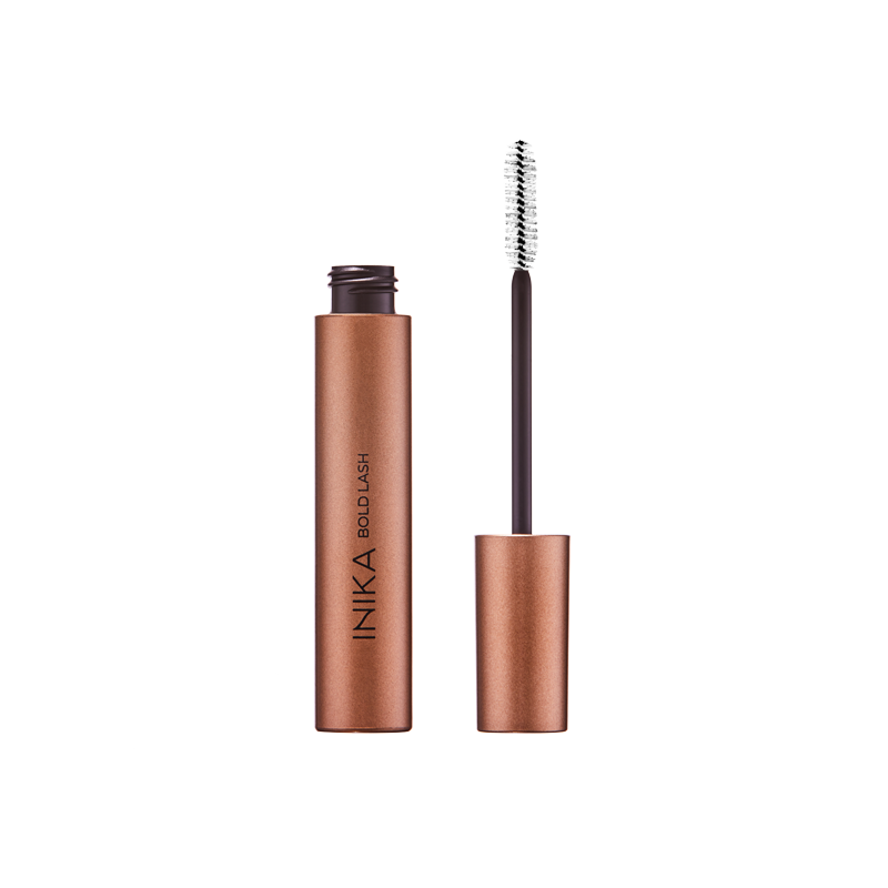 Met de INIKA Bold Lash Vegan Mascara creëer je een mooie volle dramatische, volumineuze-look met wimpers die dikker lijken dan ooit. De minerale pigmenten zorgen voor een intense, rijke long-lasting formule dat de hele dag goed blijft zitten. Gecertificeerde Organische Magnolia Schors (Magnolia Bark), Vitamine E en Zonnebloemolie beschermen en voeden je wimpers. 