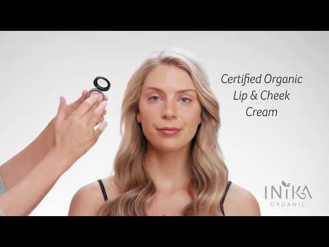 Een zijde zachte hydraterende en verzorgende formule, die makkelijk opbrengt en langdurig resultaat geeft. Dit geheel vegan en dierproefvrije product bevat onder andere biologische zoete amandel olie en vitamine E en is te gebruiken op je lippen, wangen en als oogschaduw.