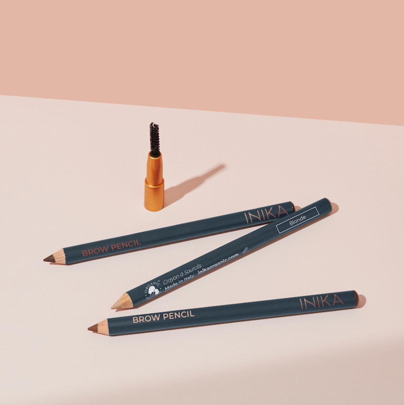 Krijg perfect gedefinieerde wenkbrauwen dankzij deze natuurlijke & vegan brow pencil van INIKA. Verrijkt met gecertificeerde biologische ingrediënten om jouw wenkbrauwen te shapen & op te vullen.