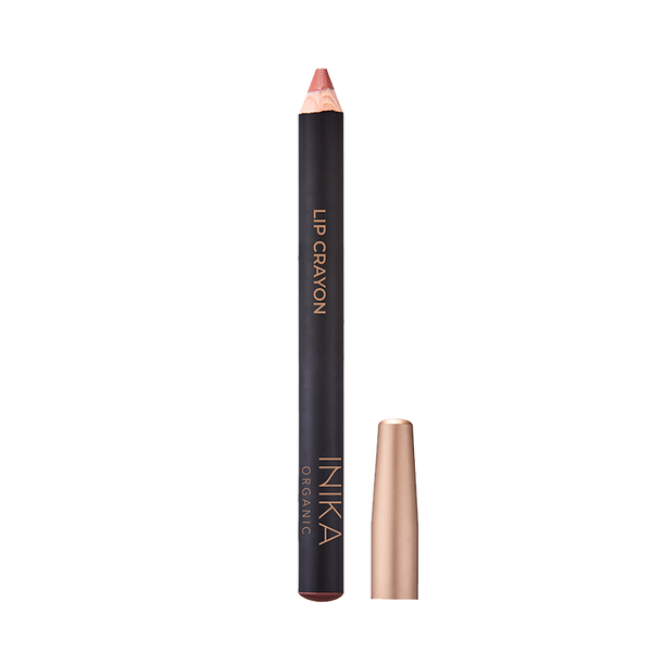 INIKA's Award winnende Crayon lipsticks hebben een zachte romige textuur met een satijnen finish en zorgt voor een prachtige volle kleur op de lippen. Deze mooie lipsticks in potloodvorm zijn verrijkt met biologische kokosolie en vitamine E voor langdurig zachte en verzorgde lippen. De satijnzachte finish is te danken aan de non-comedogene, biologische Carnaubawas, die je lippen een zachte, net-niet-matte, natuurlijke finish geven.  