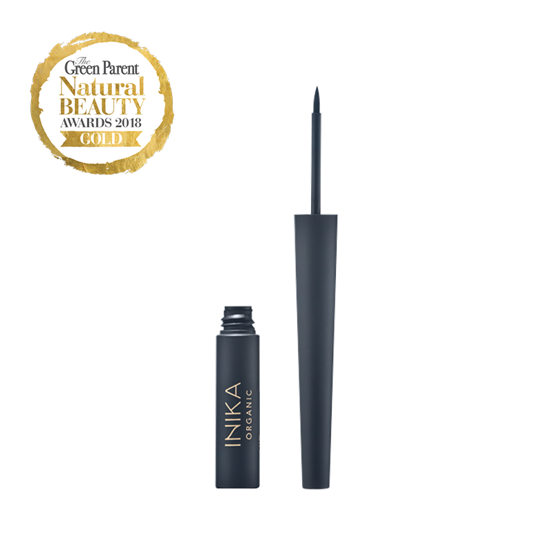 Prijswinnende beste vegan eyeliner. INIKA Organic's Liquid eyeliner is een veganistische long lasting formule die niet vlekt, snel droogt en de hele dag blijft zitten. Deze parfum-vrije eyeliner is verrijkt met Aloë Vera voor extra hydratatie en is ook erg geschikt voor gevoelige en zelfs tranende ogen.