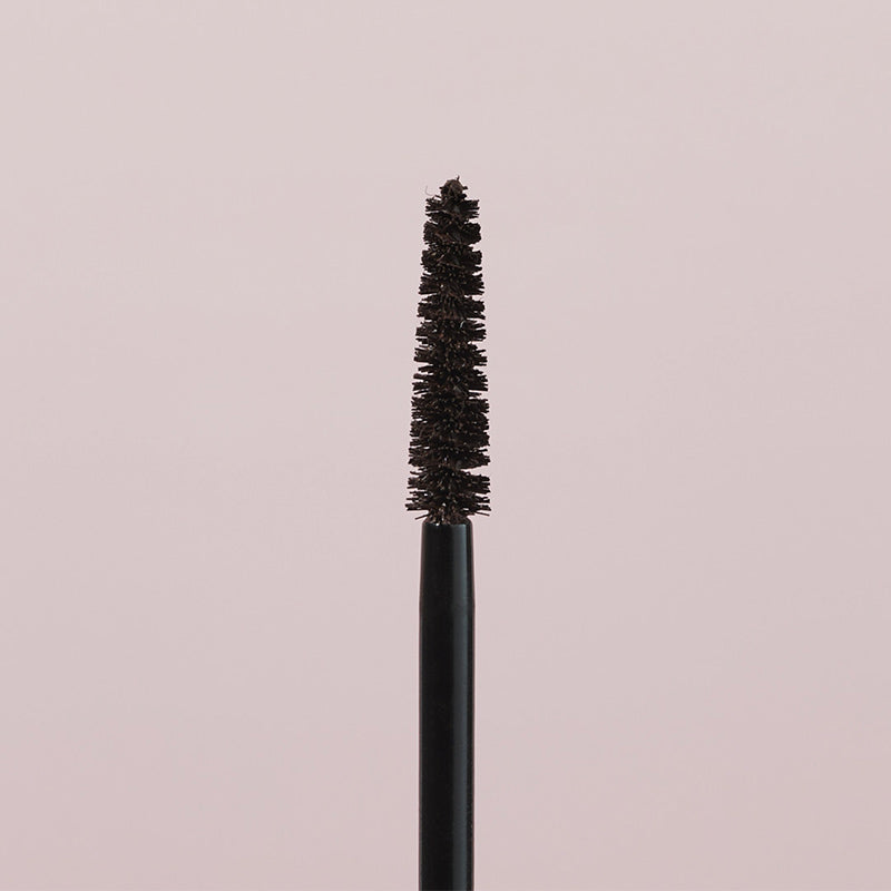 De awardwinnende INIKA Long Lash Vegan Mascara Black is een prachtige en luxueuze aanvulling op het INIKA assortiment. INIKA maakt gebruik van 100% plantaardige en natuurlijke ingrediënten om de lengte en het volume van de wimpers te verhogen. De volumineuze borstelkop zorgt ervoor dat de perfecte hoeveelheid mascara elke keer wordt aangebracht. Bij de 1e keer aanbrengen krijg je de lengte die je nodig heeft, bij de 2e keer aanbrengen krijg je het gewenste volume. Een nieuwe en revolutionaire formule!