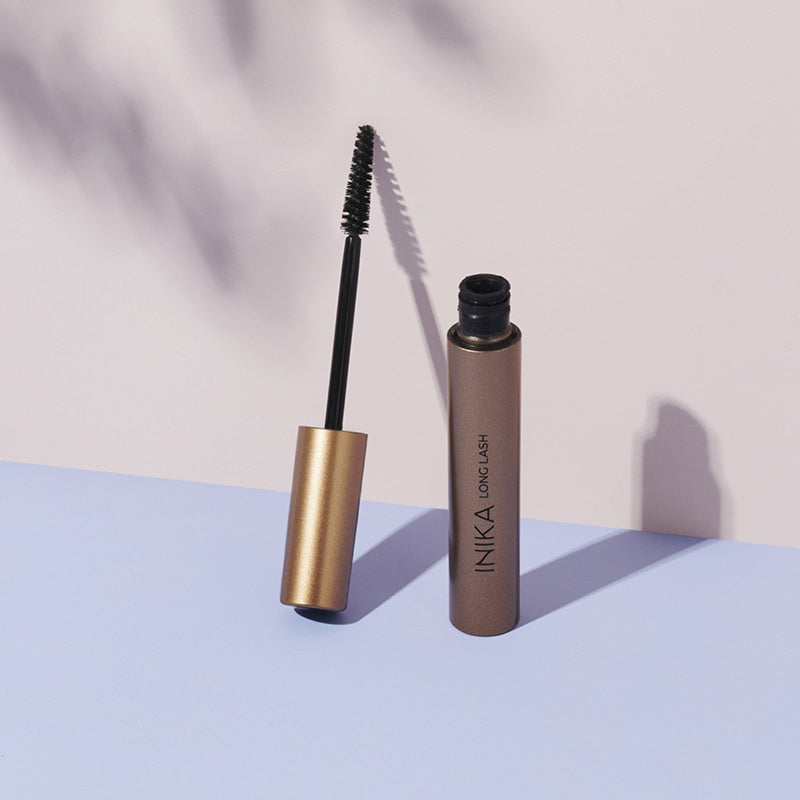 De awardwinnende INIKA Long Lash Vegan Mascara Black is een prachtige en luxueuze aanvulling op het INIKA assortiment. INIKA maakt gebruik van 100% plantaardige en natuurlijke ingrediënten om de lengte en het volume van de wimpers te verhogen. De volumineuze borstelkop zorgt ervoor dat de perfecte hoeveelheid mascara elke keer wordt aangebracht. Bij de 1e keer aanbrengen krijg je de lengte die je nodig heeft, bij de 2e keer aanbrengen krijg je het gewenste volume. Een nieuwe en revolutionaire formule!