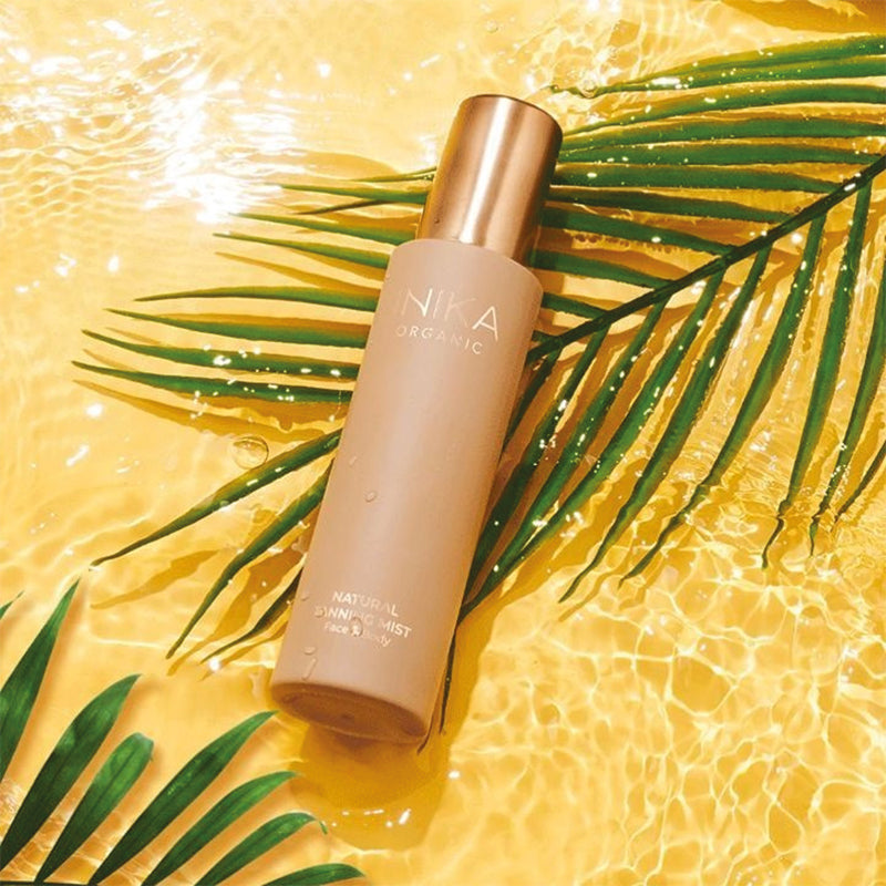 Geef jouw huid een natuurlijke tan met deze vegan zelf bruinende spray van INIKA Organic. Deze Tanning Mist zorgt voor een gebruinde teint zonder de poriën te verstoppen, strepen te maken of de huid uit te drogen. Vol met voedende extracten is deze spray geschikt voor lichaam & gezicht.  Een combinatie van rustgevende aloë vera, beschermende roos van Jericho en voedende geranium geven deze mist zijn anti-aging effect. Vrij van alcohol, parfum en 100% vegan en dierproefvrij.