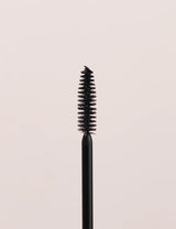 Deze awardwinning Bold Lash Mascara breng je gemakkelijk aan met de speciale volume borstel dat iedere wimper verdikt en verlengt. Breng meerdere laagjes van deze rijke, glanzende en diep zwarte mascara aan voor een extra dramatische look.