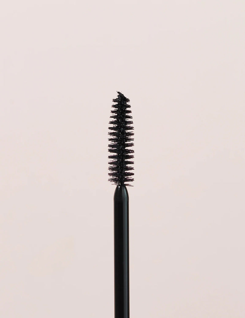 Deze awardwinning Bold Lash Mascara breng je gemakkelijk aan met de speciale volume borstel dat iedere wimper verdikt en verlengt. Breng meerdere laagjes van deze rijke, glanzende en diep zwarte mascara aan voor een extra dramatische look.