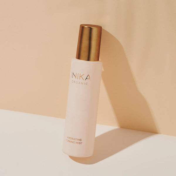 NIKA Organic Hydrating Toning Mist is een vegan en dierproefvrije gezichtsmist verrijkt met kalmerende en verfrissende botanische extracten die helpen onzuiverheden te verminderen en de teint te verhelderen. Roos van Jericho is een krachtige antioxidant dat helpt de huid te kalmeren en te beschermen