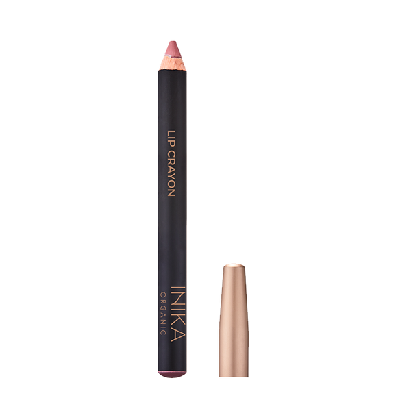 INIKA's Award winnende Crayon lipsticks hebben een zachte romige textuur met een satijnen finish en zorgt voor een prachtige volle kleur op de lippen. Deze mooie lipsticks in potloodvorm zijn verrijkt met biologische kokosolie en vitamine E voor langdurig zachte en verzorgde lippen. De satijnzachte finish is te danken aan de non-comedogene, biologische Carnaubawas, die je lippen een zachte, net-niet-matte, natuurlijke finish geven. 