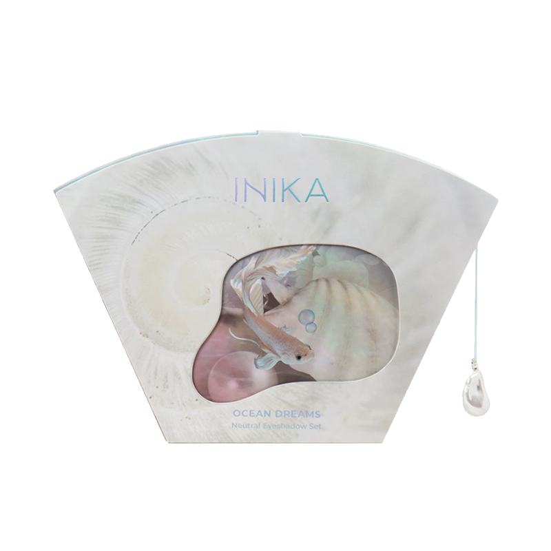 Maak jouw make-up look af met deze Limited Edition Ocean Dreams Neutral Eyeshadow Set van INIKA. Deze prachtige set bevat een vegan oogschaduw palette, oogpotlood en een oogschaduw brush en is geschikt voor elk huidtype, ook de meest gevoelige huid. Ideaal om cadeau te doen of om misschien toch zelf te houden ;)