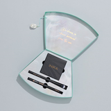 Maak jouw make-up look af met deze Limited Edition Ocean Dreams Neutral Eyeshadow Set van INIKA. Deze prachtige set bevat een vegan oogschaduw palette, oogpotlood en een oogschaduw brush en is geschikt voor elk huidtype, ook de meest gevoelige huid. Ideaal om cadeau te doen of om misschien toch zelf te houden ;)