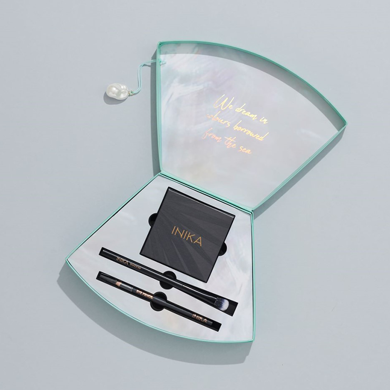 Maak jouw make-up look af met deze Limited Edition Ocean Dreams Neutral Eyeshadow Set van INIKA. Deze prachtige set bevat een vegan oogschaduw palette, oogpotlood en een oogschaduw brush en is geschikt voor elk huidtype, ook de meest gevoelige huid. Ideaal om cadeau te doen of om misschien toch zelf te houden ;)