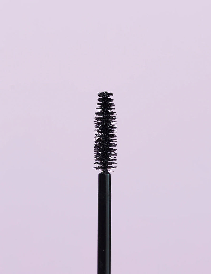 De 100% plantaardige ingrediënten mix rijk aan Magnolia Bark extract, Vitamine E en Sunflower Olie voedt en beschermt de wimpers en bevat ontstekingsremmende eigenschappen. Hierdoor is deze vegan mascara van INIKA dus ook zeer geschikt voor gevoelige ogen en bij "vette" of tranende ogen.