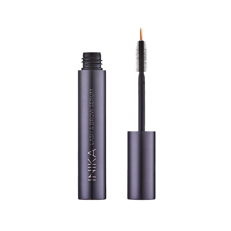 De vegan INIKA Organic Lash &amp; Brow Serum verlengt en verdikt de wimpers en wenkbrauwen dankzij een mix van haarversterkende en groeibevorderende plantaardige ingrediënten, waaronder zwarte ricinusolie, marula zaadolie en pompoenpittenolie. De applicator met twee uiteinden zorgt voor een nauwkeurige applicatie op maat van de wenkbrauwen en wimpers.