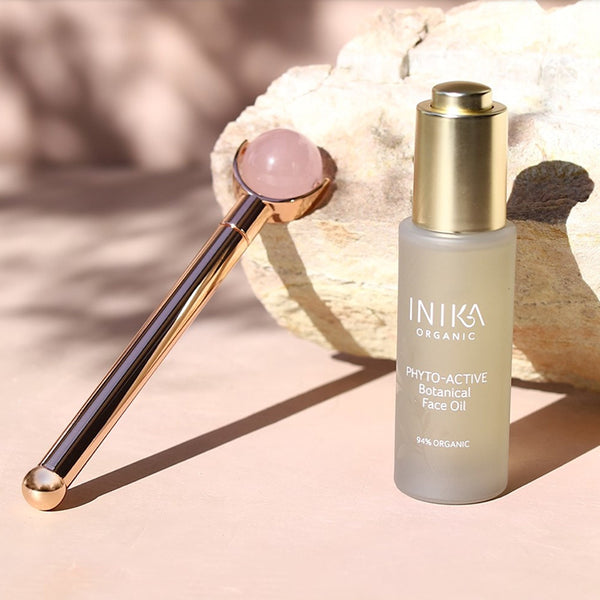 Inika Organic Rose Crystal Quartz Roller is de perfecte beautytool om je huid strakker te maken doormiddel van het activeren van je bloedcirculatie en het 'depuffen' van je huid.